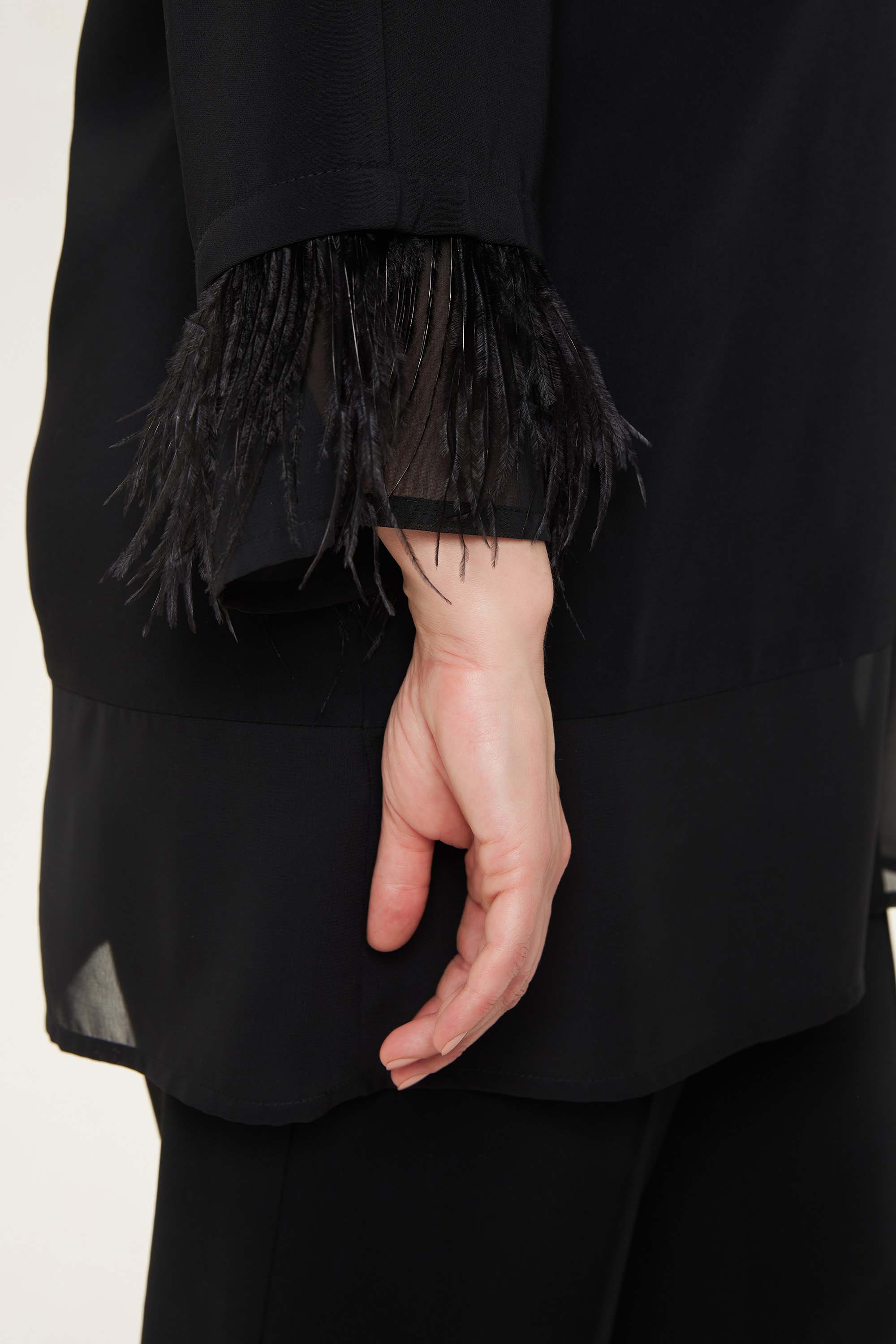 Нарядная блуза с перьями