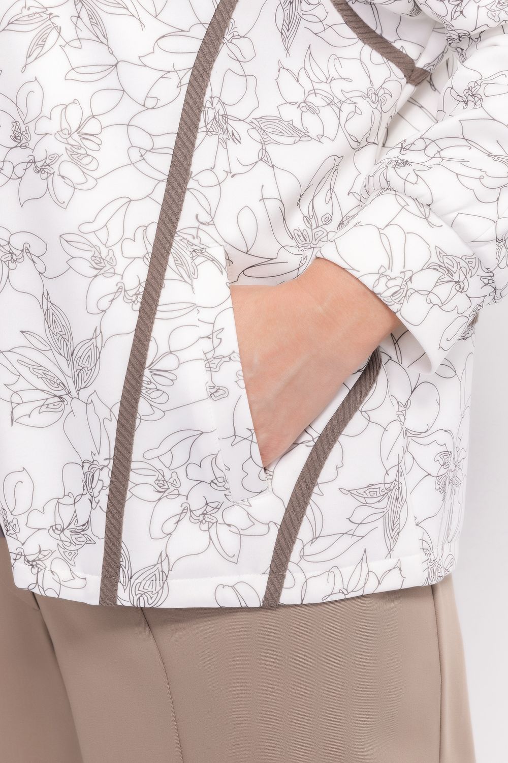 Трикотажный бежевый жакет с капюшоном