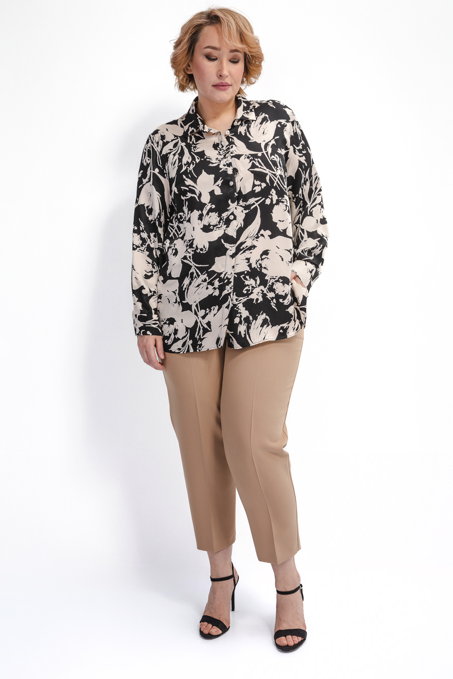 Зауженные бежевые брюки со стрелками