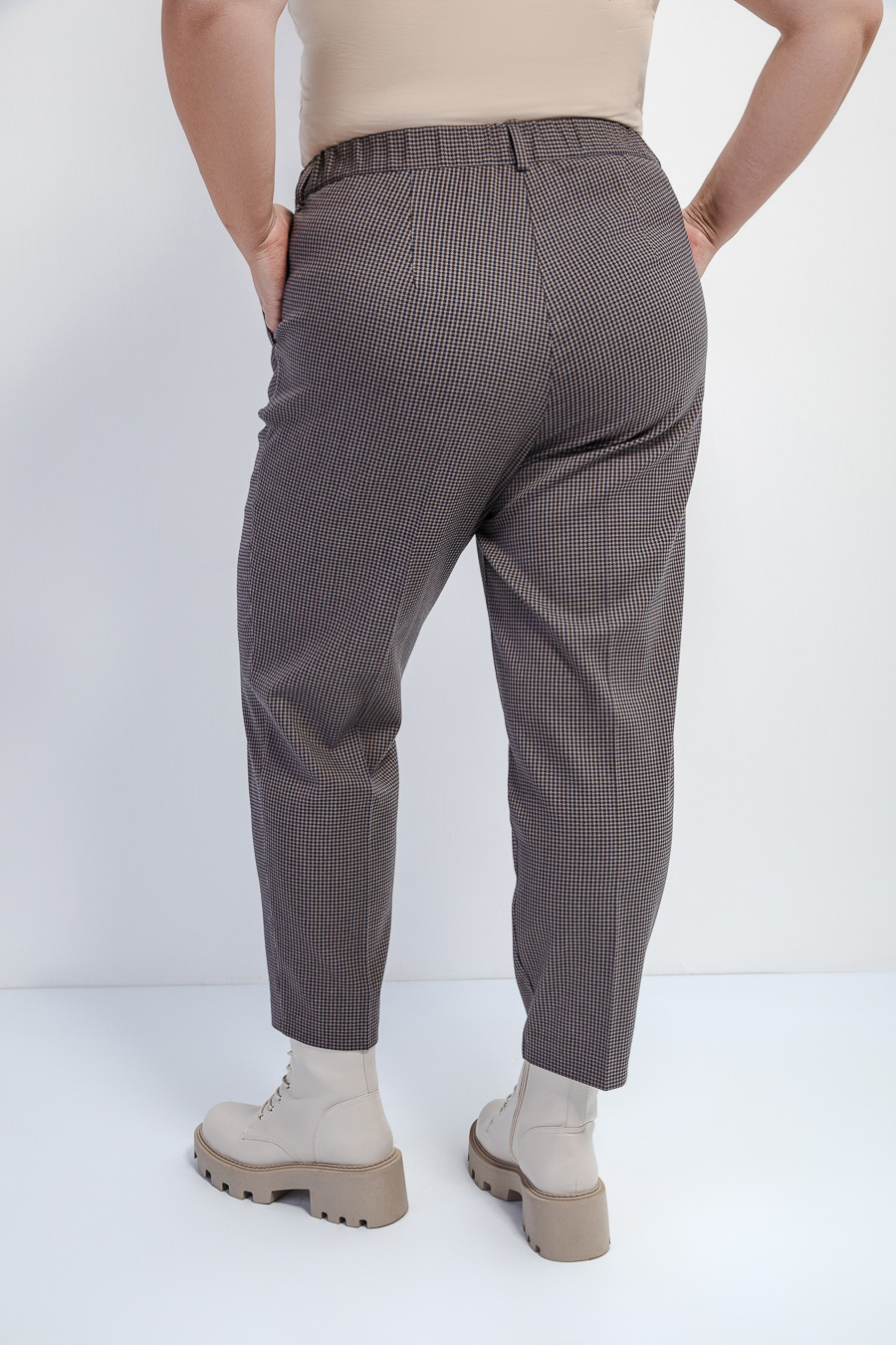 Зауженные брюки в клетку