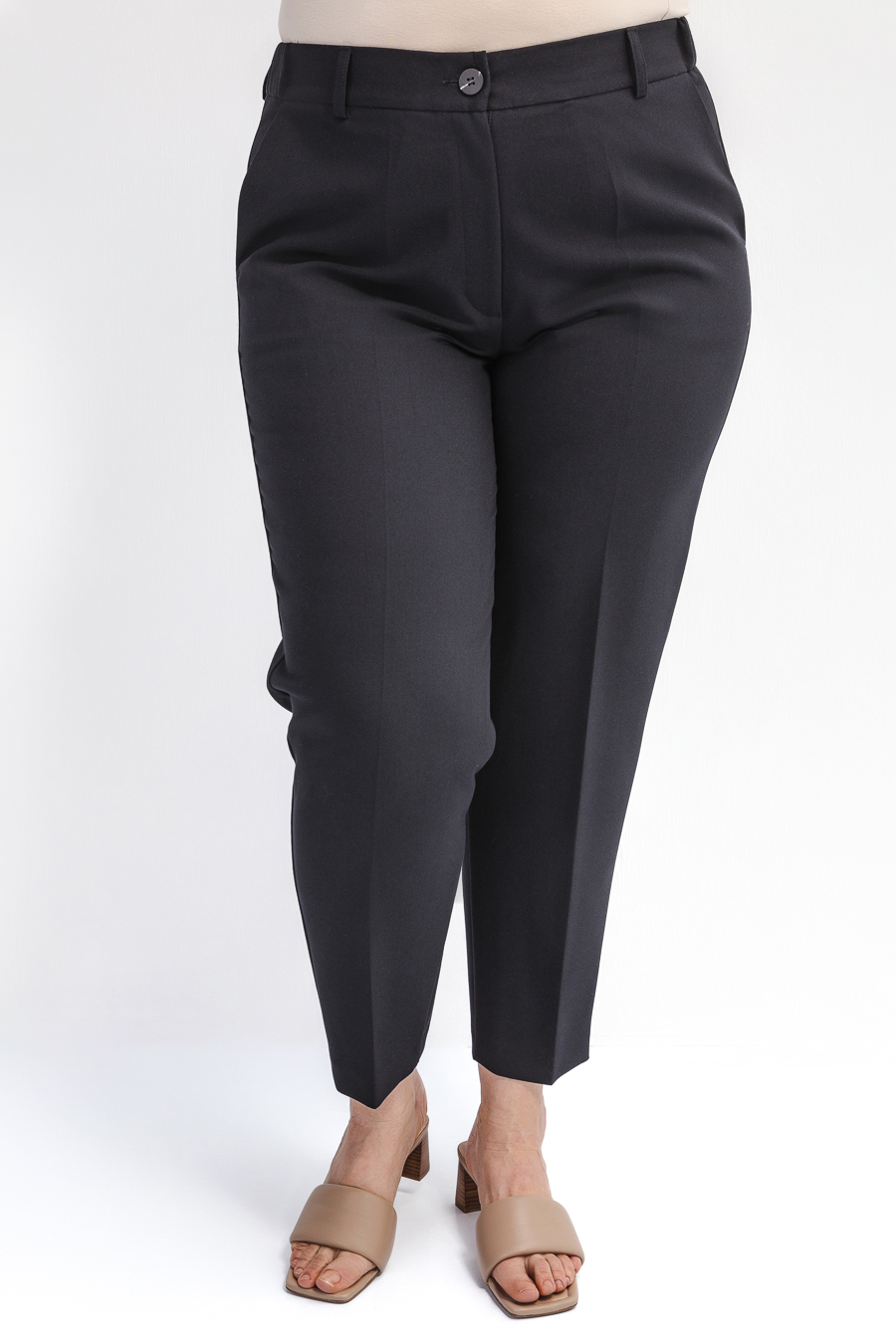 Зауженные бежевые брюки со стрелками