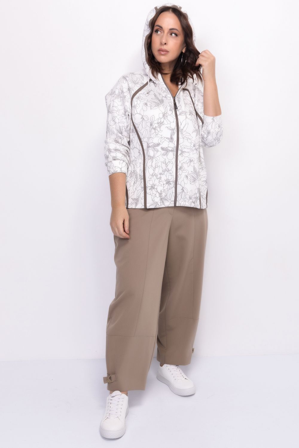 Трикотажный бежевый жакет с капюшоном