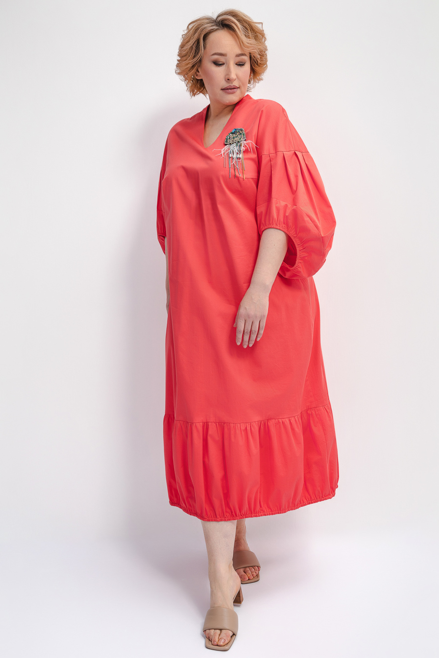 Платье с воланами и объемными рукавами