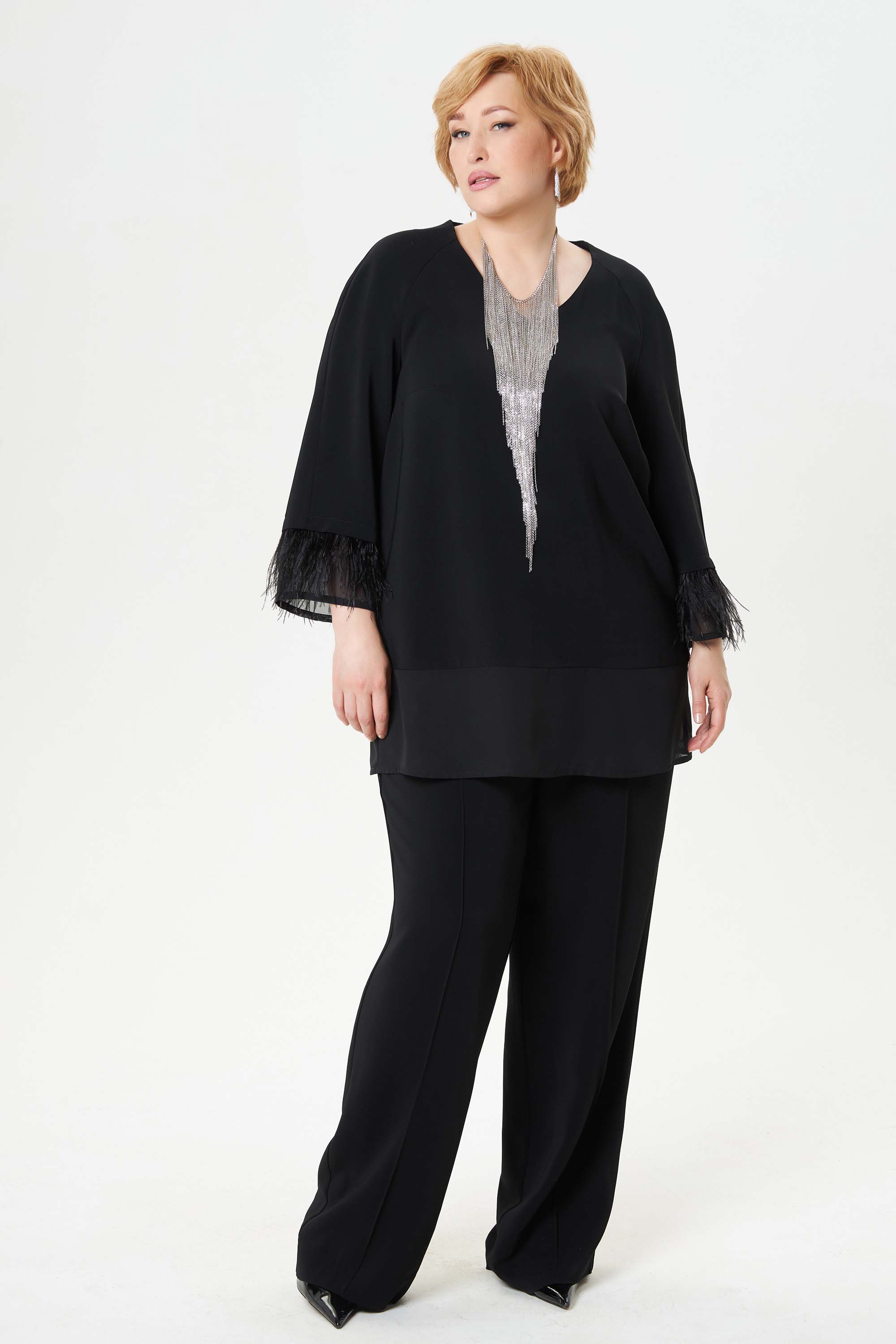 Нарядная блуза с перьями