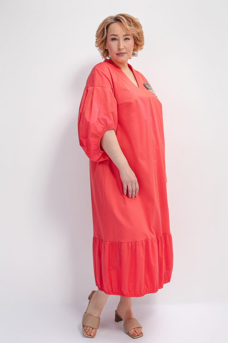 Платье с воланами и объемными рукавами