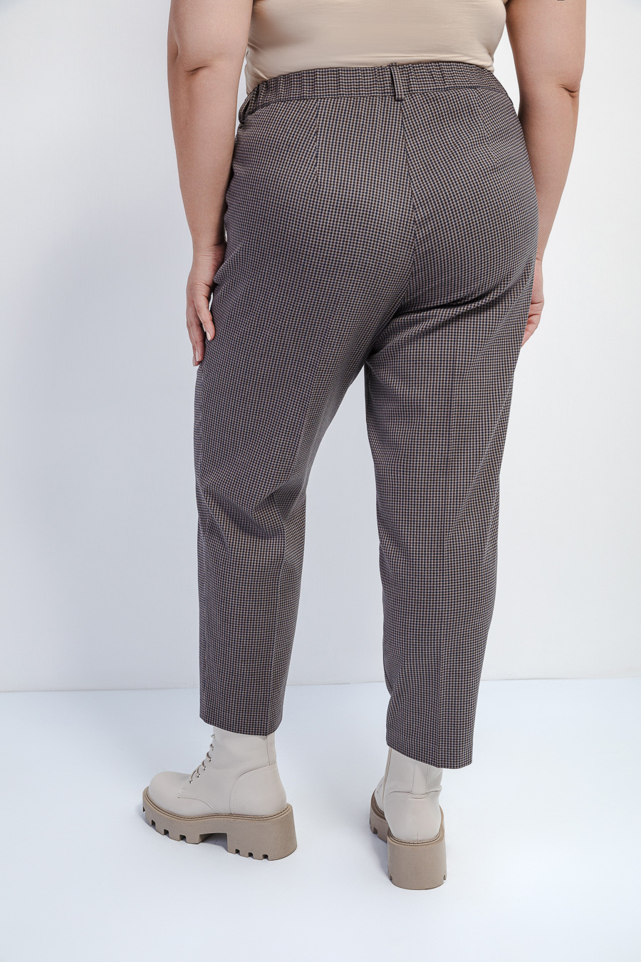 Зауженные брюки в клетку