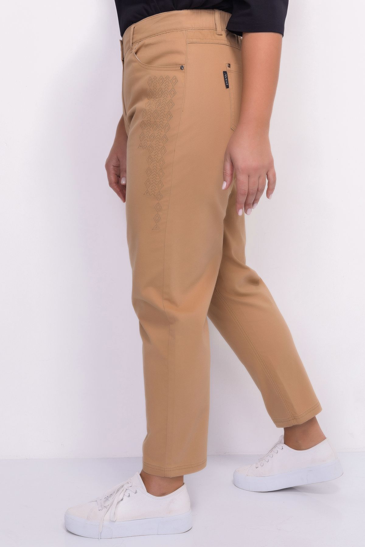 Джинсы с вышивкой