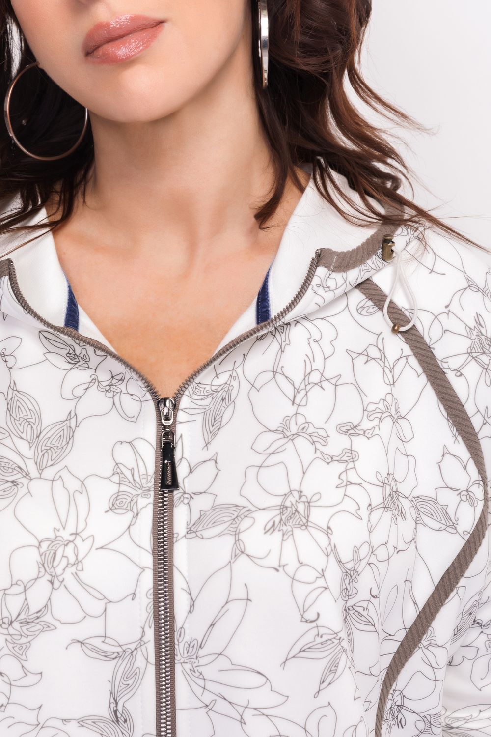 Трикотажный бежевый жакет с капюшоном