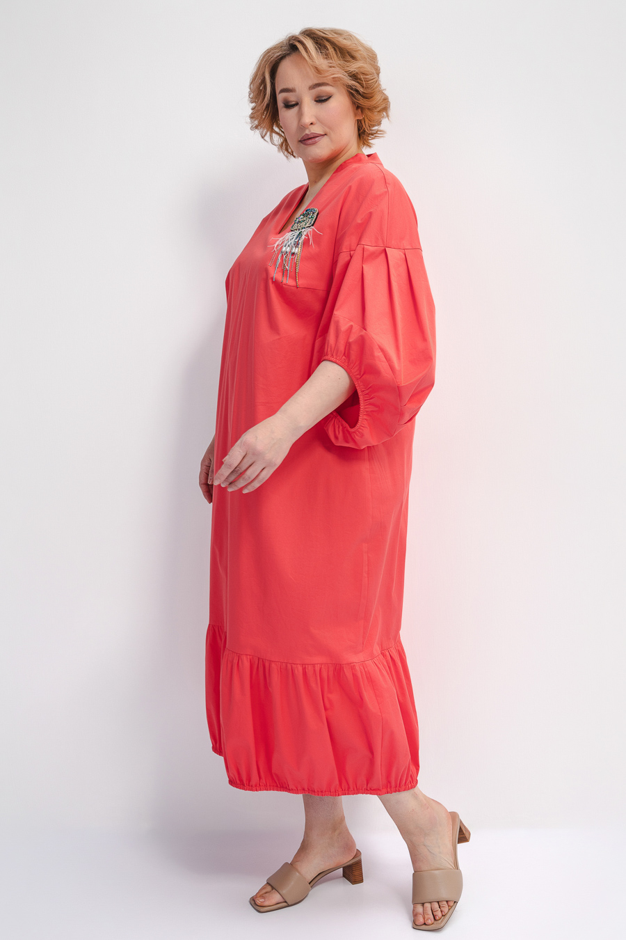 Платье с воланами и объемными рукавами