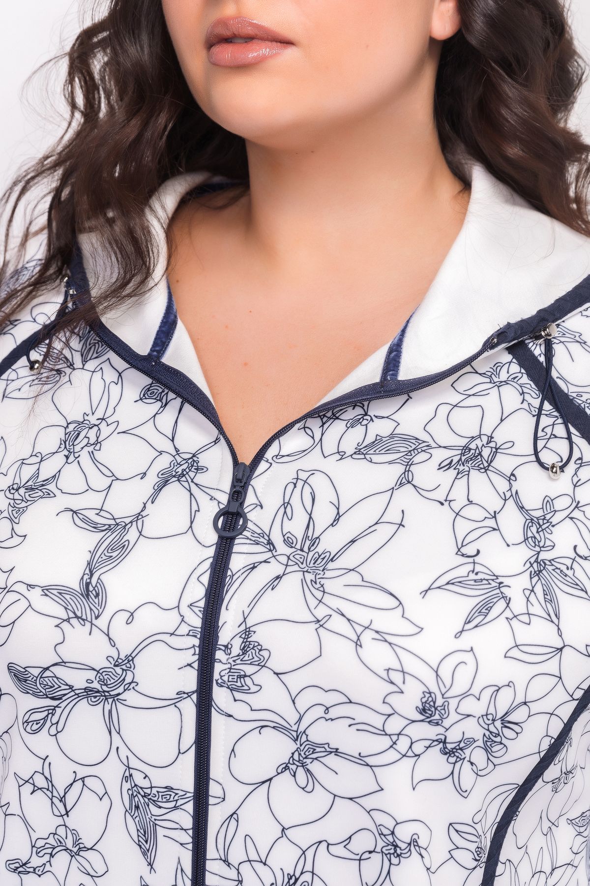 Трикотажный бежевый жакет с капюшоном