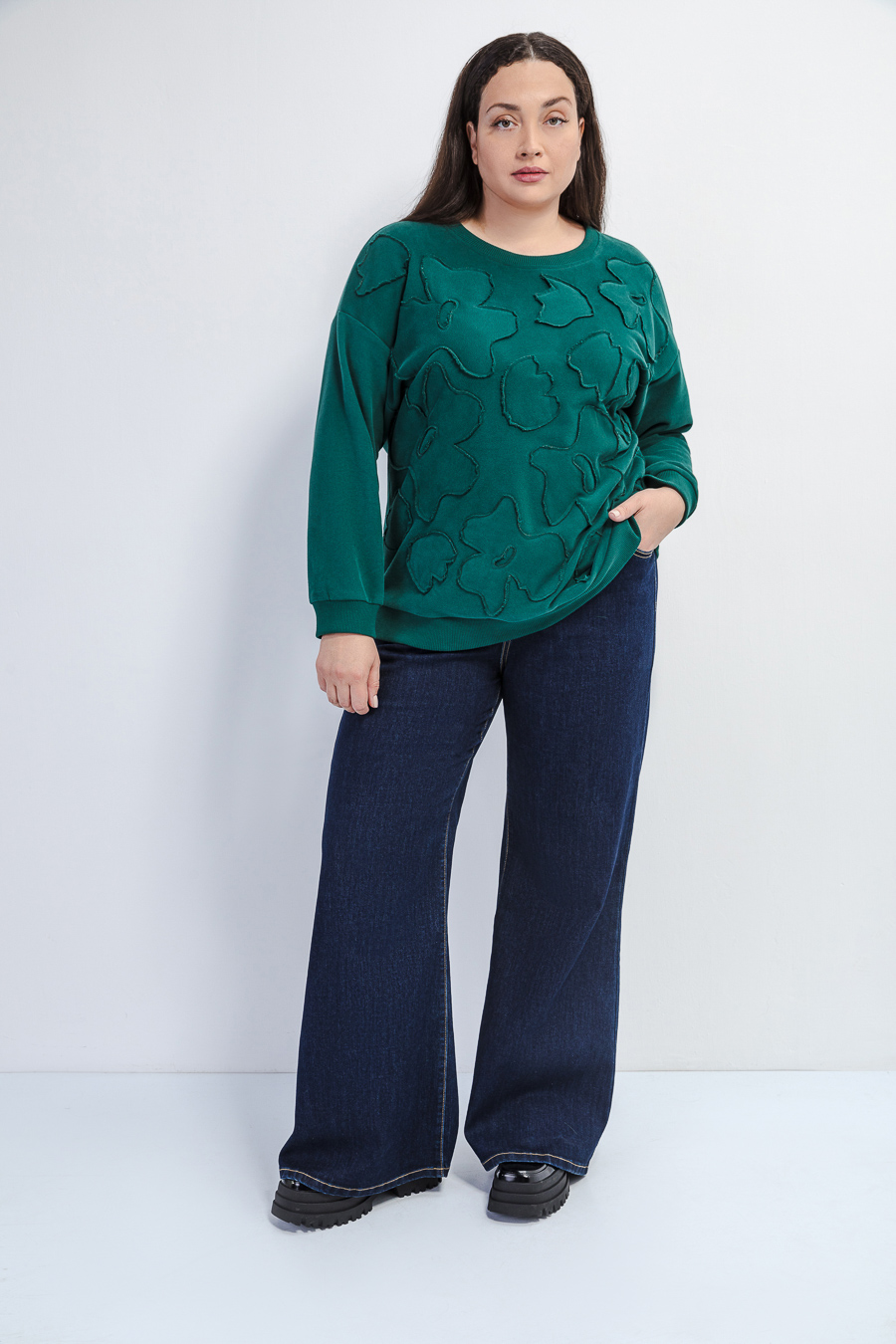 Свитшот с объемным декором