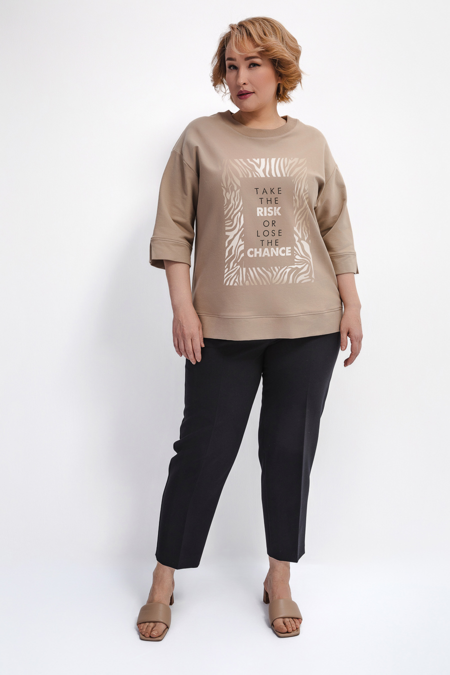 Зауженные бежевые брюки со стрелками